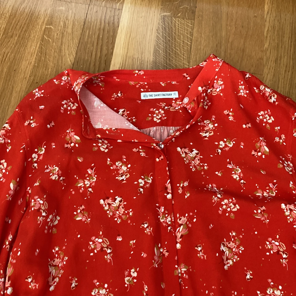 Orange vid blus med blommor