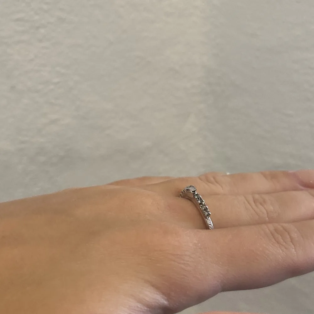 säljer denna enkla ring från Caroline Svedbom. Den är aldrig använd så helt ny!  Rhodium / Jet Nypris 395 Justerbar🥰. Accessoarer.