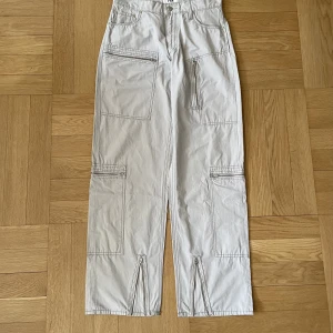 Eytys Byxor - Exklusiv collab mellan Eytys x Michiko Koshino. Storlek 28 men passar mig som brukar ha 30. Lyssnar på bud.