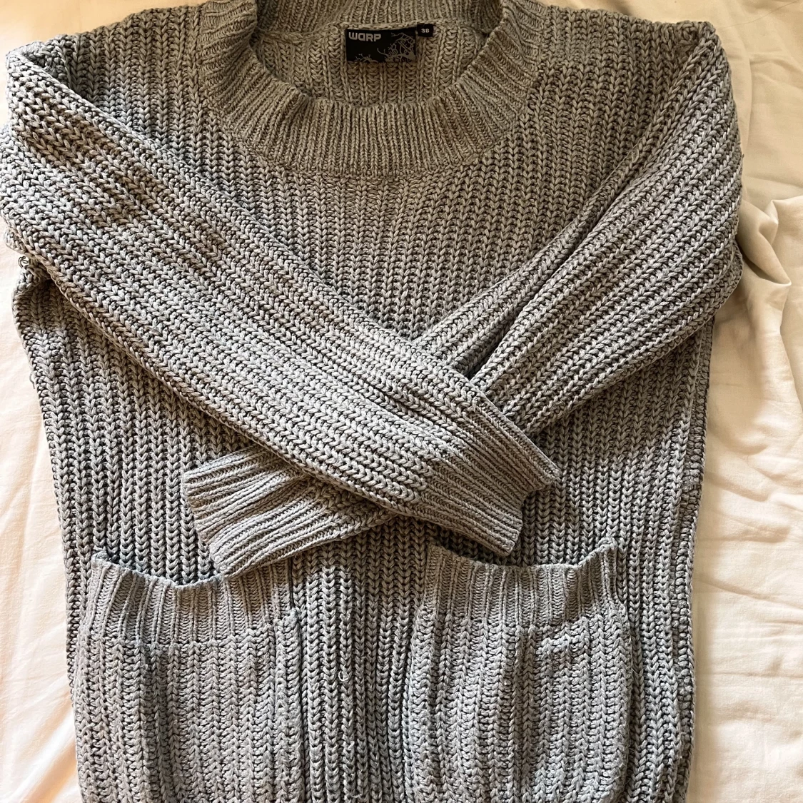 Grå stickad tröja med fickor