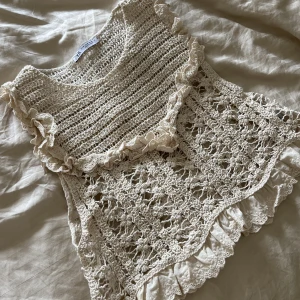 Strandtopp från zara - En jättefin topp att ha till stranden eller i sommar. Den är aldrig använd🥰med volanger och spetsdetaljer