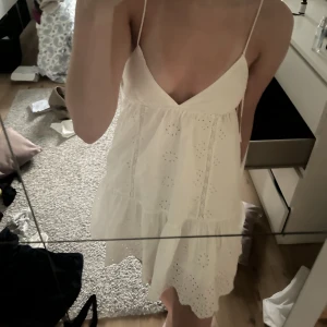 Vit zara klänning - Säljer denna snygga vita klänning från zara som är perfekt nu till sommaren! Superfint skick💕Storlek S men passar mig som vanligtvis har S/M!