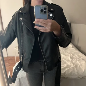 skinnjacka - skinnjacka från nelly som e i superfint skick!❤️‍🔥