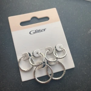 Örhängen - 3-pack örhängen i silver. Aldrig använda💕