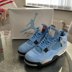Jordan 4  - Hej! Säljer nu dessa jordans 4. Skorna är helt nya. Finns med box.OBS det är a kopior 