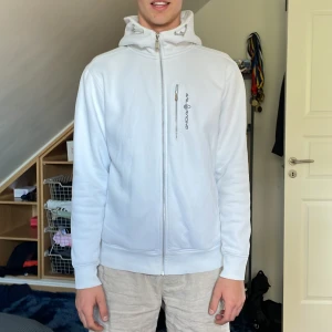 Sail racing - Knappt använd sail racing kofta med luva. Använder inte längre eftersom jag har bytt klädstil. Bra kvalite, köpt från johnells. 