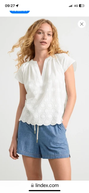 Blus  - En vit blus som jag köpte från Lindex. Aldrig använd o prislapp kvar. Köpte för 349kr 