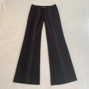 Randiga byxor - Lågmidjade utsvängda byxor i randigt mönster, från märket Jennyfer! Jag är 173 cm, midjemåttet är 74 cm och innerbenslängden är 82 cm 🤍