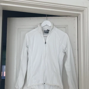 Överdragströja från Mc - Träningströja i fleece från McKinley som säljs då den tyvärr blivit för liten för mig. Lagom varm att träna i / ha under en jacka i kallare väder! 