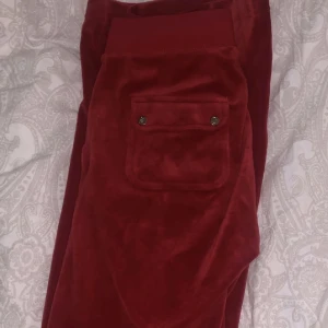 Juicy  - Jätte fina röda juicy byxor som bara ligger i min gaderob som aldrig används, jätte fint skick inga skador eller liknande, dom är i storlek xs💗