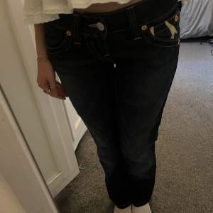 Super coola true religion jeans med detaljer på fickorna💗 Innerbenslängden är 75cm