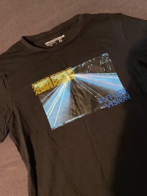 Svart T-shirt med tryck. - En svart t- shirt med tryck ”Always forward”, oanvänd. 