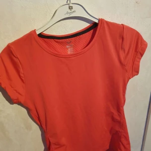 Tränings t-shirt  - En väldigt fin tränings t-shirt som är andvänd väldigt lite. Den är jätte skön och luftig så den är super, den är köpt på stadium och märket soc för några år sen men aldrig använd typ. (Går såklart att diskutera priset) (tryck inte på köp nu)