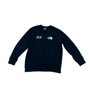 The North Face x Kaws Crewneck - Skick 9/10 Storlek L Bud från 450