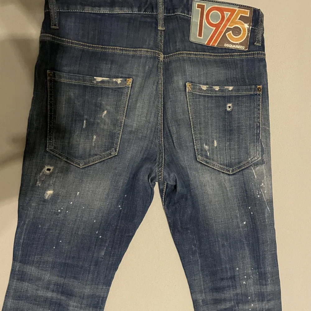 Säljer mina dsquared2 jeans då jag inte kan använda jeansen längre pga storleken. (Limited edition från farfetch)  Säljs för 1000kr, priset kan varieras! Storlek 46 (M)  Frakt ingår men priset blir dyrare.. Jeans & Byxor.