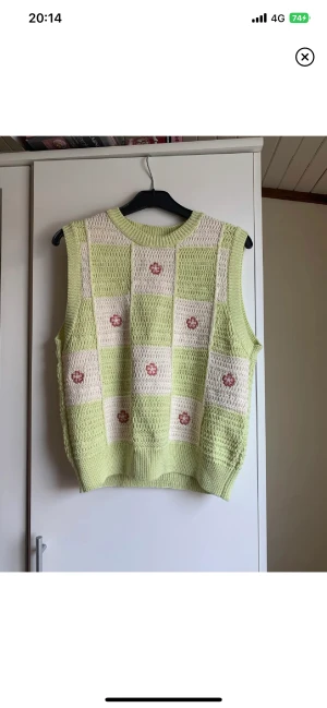 Blommig väst - Söt blommig väst. 