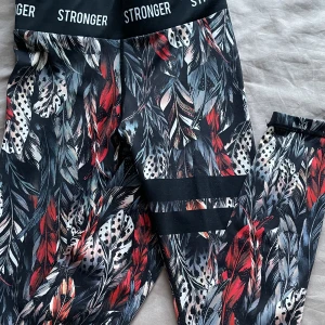 Stronger träningsbyxor - Så fina tränings tights från stronger. Tyvärr har dem blivit för små för mig. Nypris 799kr!  Fri frakt i 2 veckor. 