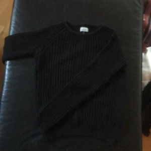 Snygg stickad tröja  - Snygg stickad tröja från Crocker Apparel, bra skick. Skriv ifall du har fler frågor!