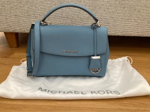 Michael Kors väska - mått ca 25x18x9 Knappt använd, fint skick. Fläcken på baksidan är från knappen som är innanför.