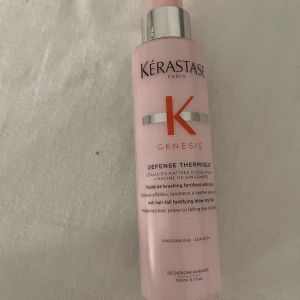 Kerastase värmeskydd - Värmeskydd från kerastase jag inte använder då jag har ett annat. Se bild två för att se hur mycket det är kvar. Nypris 445kr❤️ Köparen står för frakten.