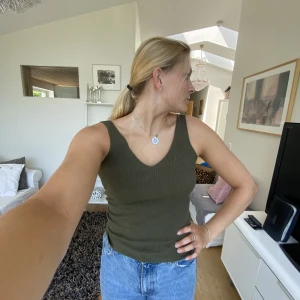 Topp - Militärgrönt linne 