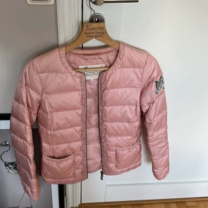 Odd Molly jacka  - Hej säljer nu en odd molly jacka riktigt härlig vår och höst jacka! Skicket är 10/10 har ni funderingar är det bara o skriva!