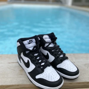 Nike Dunk High (Panda) - Hej! Säljer dessa Nike Dunk High i färgen ”Panda” då de ej kommer till användning längre!  Skorna är i väldigt fint skick och använda ett fåtal gånger. OBS! Orderbekräftelse finns såklart med bevis på att de är äkta! Köpta för 1800 kr på Klekt.com! 