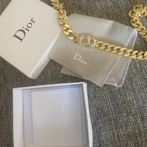 Halsband  - Säljer detta fina halsband, aldrig använt! 320:- vid snabb affär  (Bra kvalité samt box medföljer) 