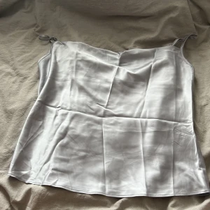 Silkeslinne - Silkeslinne från stradivarius i M i silver. 