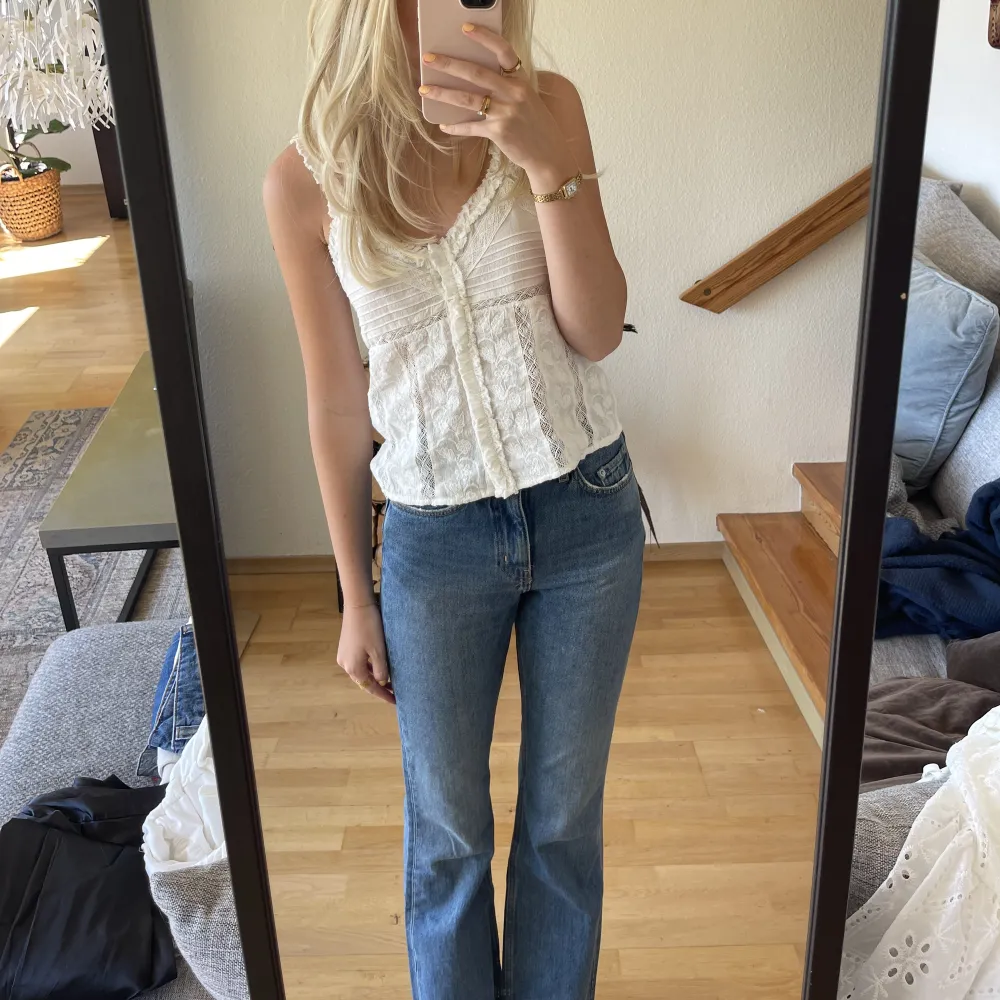 Jeans från weekday i medelhög midja som dessvärre inte används mer! Sitter lite för tight på mig nu när jag gått upp någon storlek!💘. Jeans & Byxor.