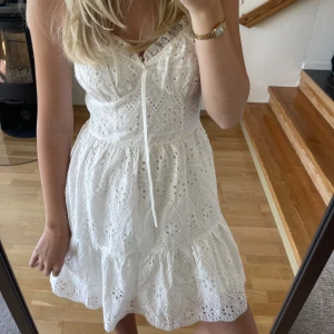 Vit klänning  - Världens gulligaste sommarklänning💘 storlek S