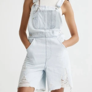 Hängselshorts  - Denim dungaree shorts från H&M. Använda 1 gång. Nyskick! Nypris 300kr, jag säljer dom för 120kr