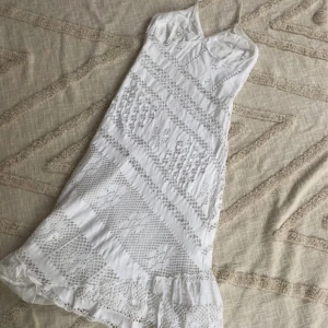 Vit sommarklänning🌺 - Så så fin vit lång sommarklänning med knytning runt halsen. Klänningen har så fint mönster o passar perfekt både till midsommar eller utomlands i sommar🌸🌸