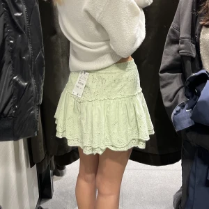 Kjol Zara - Oanvänd kjol från zara ! Super fin men kommer inte till användning tyvärr. Köpt för ca 1 månads sen💓