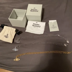 Vivienne westwood halsband  - Säljer vivienne westwood halsband som jag inte vill ha längre. Inga skador skicket är 10/10. Produkten har inte kommit till användning, därför söker jag dom. Original pris över tusen lappen.  400 kr styck 50kr för boxen, påse och rengörings duk. 