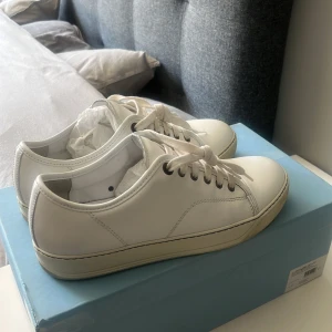 Lanvin skor - Vita Lanvin i kalvskinn. Väldigt bra skick använda två gånger säljer pga av att jag inte använder de tillräckligt. Kommer med box, påse och extra snören. Storlek 6 men passar betydligt större. Billigare vid snabb affär. 