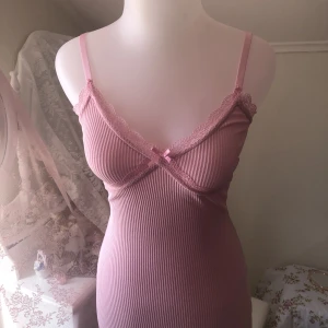 Rosa Klänning - Jätte fin rosa ribbad sommarklänning med rosett & spets på. Prislapp sitter kvar. Från H&M men går inte att få tag på längre. Fri frakt tills 24 Juni. Läs gärna bio<3