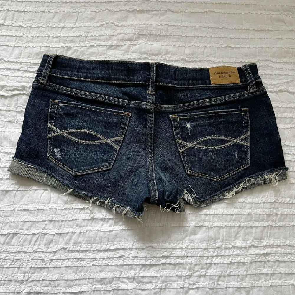 Säljer ett par jeansshorts från Abercrombie & Fitch, använda men i bra skick. Storlek 6 (W28). Midjemått ca. 40 cm rakt över. Använd gärna KÖP NU om du vill köpa. Priset går inte att diskutera.. Shorts.
