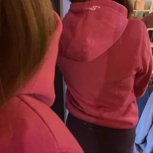 rosa tröja/zip-up/hoodie från pauos  - säljer då det inte riktigt är min stil☺️ väldigt fint skick och len på insidan 💕så skön tröja!