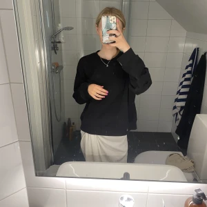 Svart oversized sweatshirt - Svart oversize sweatshirt som passar till tex en sommarkväll eller en kallare dag! Väldigt fin och enkel.