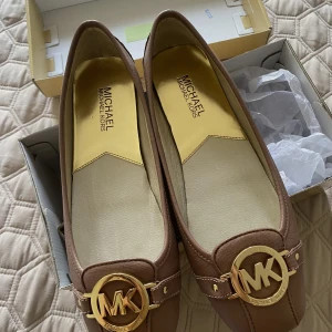 Micheal kors skor - Ballerina skor från Michael Kors. Köpte dessa men tyvärr så passade de inte mig. De ska vara storlek 39 men var för små på mig.  Ny Pris: 1300 kr.  Finns i Västerås.  