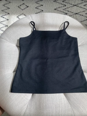 Svart linne - Ett basic svart linne som inte kommer till användning💕. Det är i storlek 134-140 men jag upplever den som större🤍