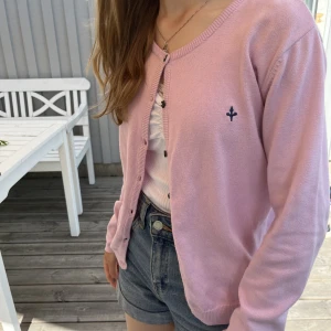 Rosa kofta - Super gullig rosa kofta från Lager 157. Den är i storlek 160 men sitter som en xs💗