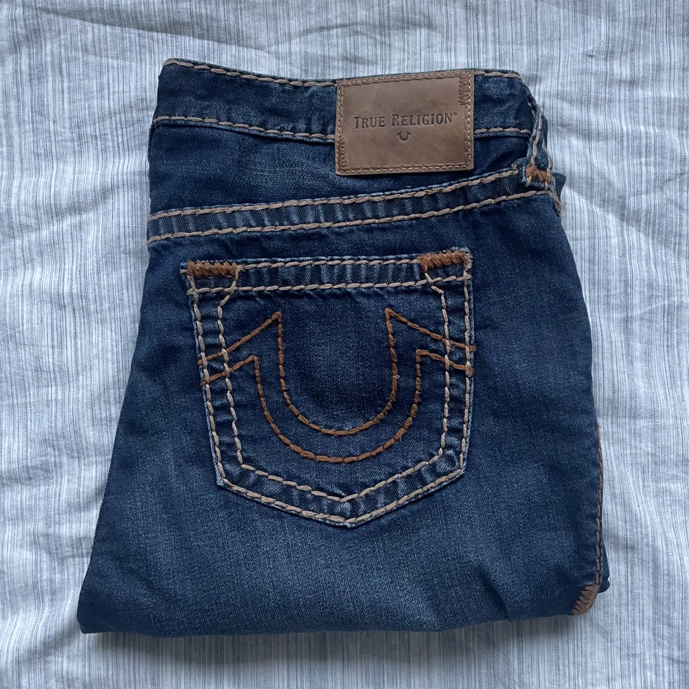 Ett par riktigt sköna true religion jeans med nice wash och fint broderade fickor. De är storlek 30 men passar ocksa 31 möjligtvis 32 enligt mig. De har nice rätt baggy passform och de ser bra ut om man saggar. Skicket är riktigt fint. Priset inte fast. Jeans & Byxor.