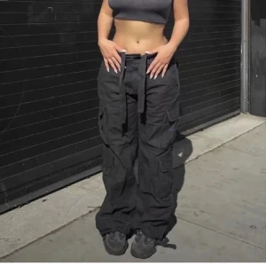 Cargopants - Snygga cargopants som går att knyta i midjan+ankeln. Passar de som brukar ha XS-M i byxor beroende på hur oversize/tajta du vill ha. Aldrig använda pga bytt stil. Nypris 919kr🤍(köpt från armystar)