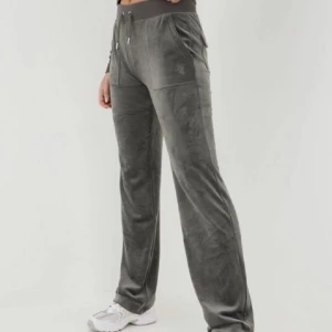 Juicy couture byxor  - Säljer mina fina juicys. Köptes för inte så länge sen och är i fint skick. Dom är väldigt mjuka och den enda defekten är att resor bandet är lite skadat. Hör av er❤️