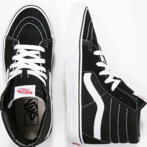 Höga Vans - Säljer mina helt oanvända vans, pågrund av att vi inte kunde skicka tillbaka då jag valde annan färg💗💗