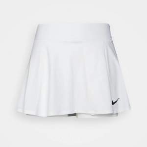 Nike performance tennis kjol i väldigt bra skick 