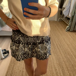 Mönstrad kjol zara  - Mönstrad minikjol från zara som går att ta som topp också. Storlek M men passar S också. Köparen står för frakt 😊