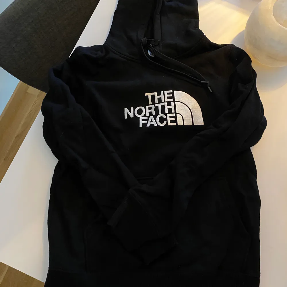 Hoodie från the north face. Svart standard hoodie från the north face. Använd men i fint skick. . Hoodies.
